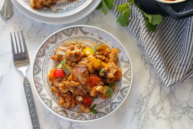 This chicken fajita mac and cheese is some serious comfort food. It is perfect for Sunday supper so invite your whole family over for dinner! | honeyandbirch.com