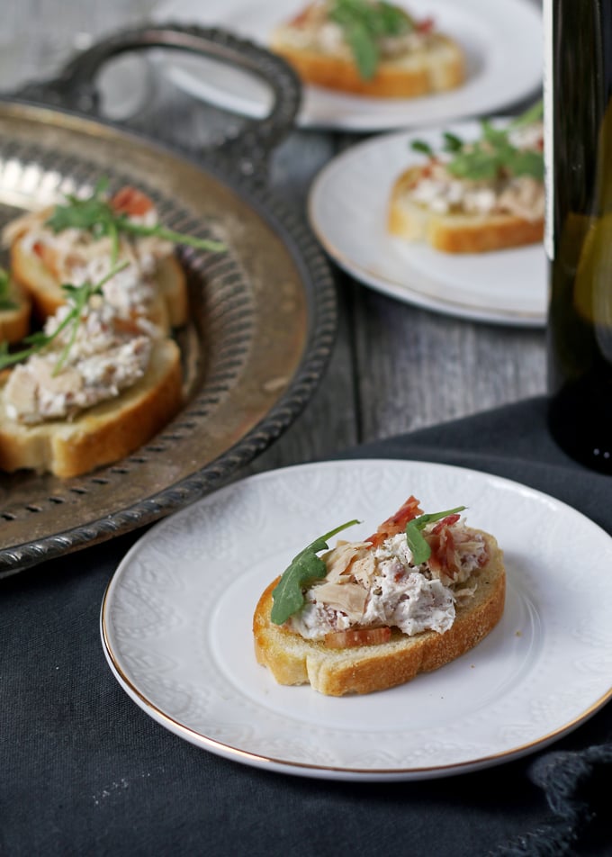 Tuna bacon crostini is a great last minute-appetizer! It only takes 10 minutes to put together and is the perfect finger food for dinner parties. | honeyandbirch.com