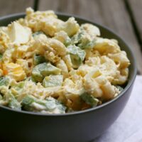 This boiled egg tuna macaroni salad recipe is an easy lunch recipe. It can be made quickly and has a nice crunch thanks to the diced green peppers. | honeyandbirch.com