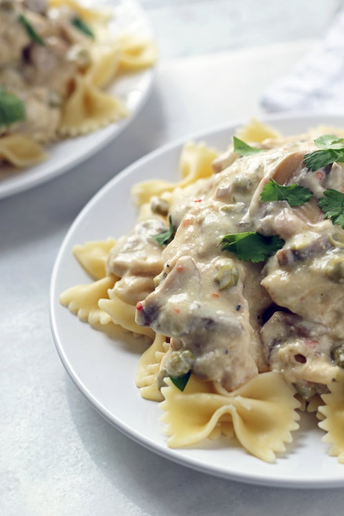 If you're looking for an easy dinner, check out this recipe for crockpot creamy chicken mushrooms and peas. Perfect paired with a simple salad and some crusty bread! | honeyandbirch.com