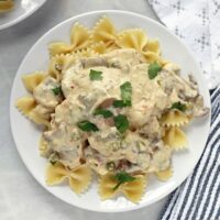 If you're looking for an easy dinner, check out this recipe for crockpot creamy chicken mushrooms and peas. Perfect paired with a simple salad and some crusty bread! | honeyandbirch.com