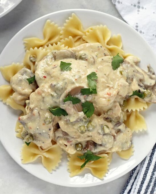 If you're looking for an easy dinner, check out this recipe for crockpot creamy chicken mushrooms and peas. Perfect paired with a simple salad and some crusty bread! | honeyandbirch.com