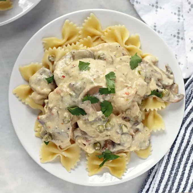 If you're looking for an easy dinner, check out this recipe for crockpot creamy chicken mushrooms and peas. Perfect paired with a simple salad and some crusty bread! | honeyandbirch.com