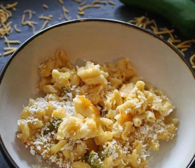 Baked Jalapeno Macaroni and Cheese | www.honeyandbirch.com