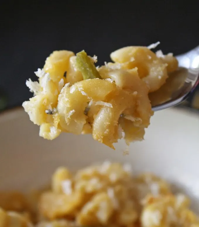 Baked Jalapeno Macaroni and Cheese | www.honeyandbirch.com
