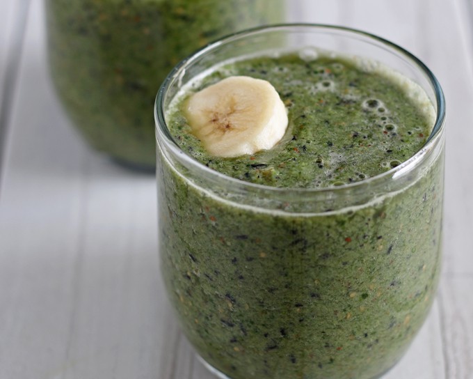 This banana blueberry gooseberry green smoothie is a great way to start your day. If your New Year's resolution is to be healthier, make one of these green smoothies for breakfast! | honeyandbirch.com