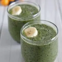 This banana blueberry gooseberry green smoothie is a great way to start your day. If your New Year's resolution is to be healthier, make one of these green smoothies for breakfast! | honeyandbirch.com