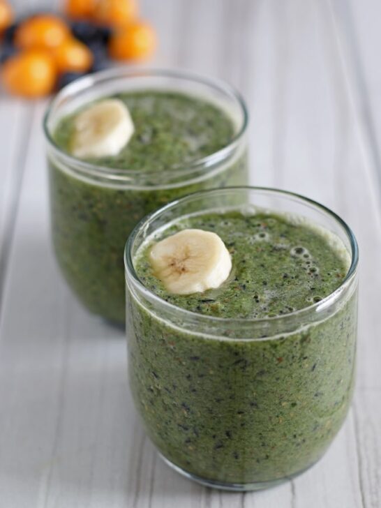 This banana blueberry gooseberry green smoothie is a great way to start your day. If your New Year's resolution is to be healthier, make one of these green smoothies for breakfast! | honeyandbirch.com