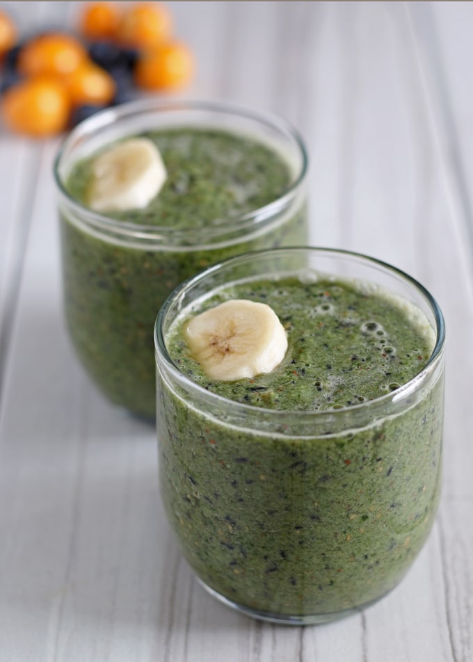 This banana blueberry gooseberry green smoothie is a great way to start your day. If your New Year's resolution is to be healthier, make one of these green smoothies for breakfast! | honeyandbirch.com