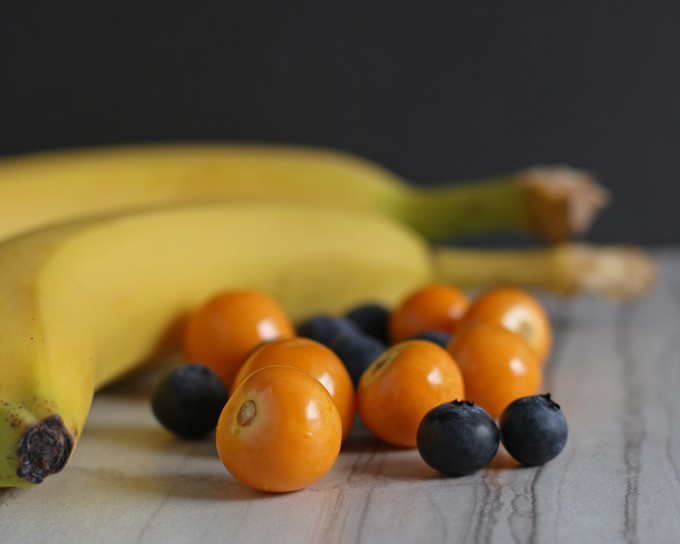 This banana blueberry gooseberry green smoothie is a great way to start your day. If your New Year's resolution is to be healthier, make one of these green smoothies for breakfast! | honeyandbirch.com