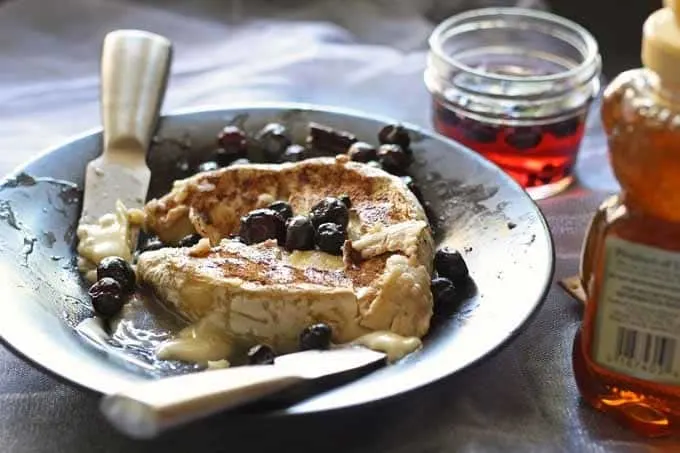 Brie and Pickled Blueberries - an easy appetizer perfect for dinner parties, book clubs and wine nights! #appetizer #bookclub #winenight #GNO