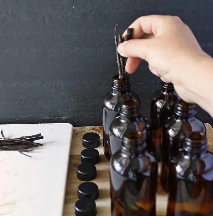 DIY Vanilla Extract - This easy Kitchen #DIY is great for #gifts. | Honey and Birch 