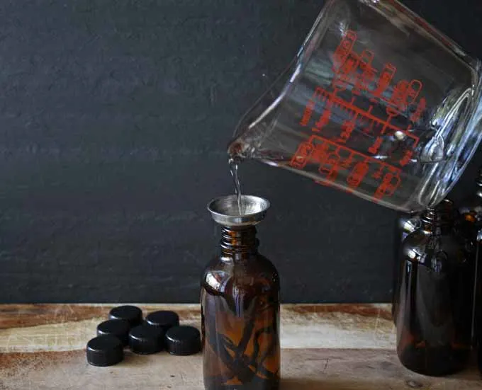 DIY Vanilla Extract - This easy Kitchen #DIY is great for #gifts. | Honey and Birch 