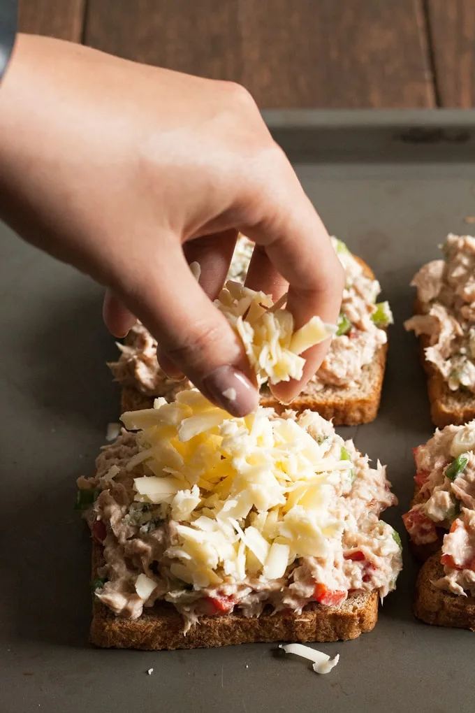 This blue cheese tuna melt is great for weekend lunches and brunch. Blue cheese is added to the tuna and American cheese is melted on top. This twist on an American classic can also be served open-face! | honeyandbirch.com