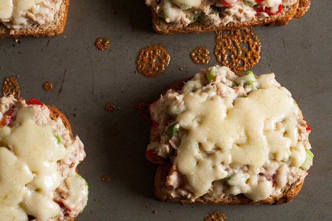 This blue cheese tuna melt is great for weekend lunches and brunch. Blue cheese is added to the tuna and American cheese is melted on top. This twist on an American classic can also be served open-face! | honeyandbirch.com