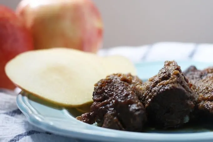 Slow Cooker Boneless Apple Short Ribs - slow cookers, short ribs and apples are a great combination for fall! | Honey and Birch #slowcooker