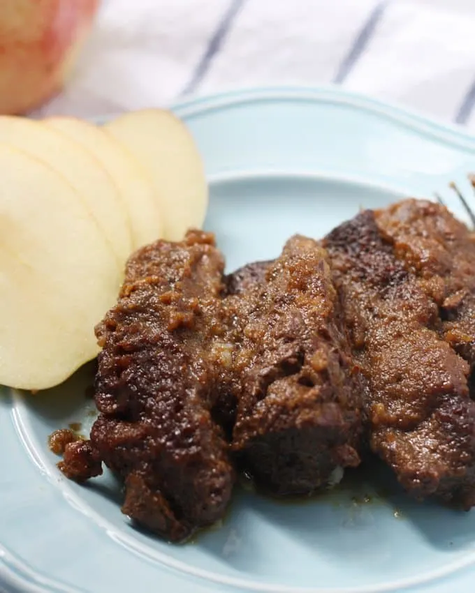 Slow Cooker Boneless Apple Short Ribs - slow cookers, short ribs and apples are a great combination for fall! | Honey and Birch #slowcooker