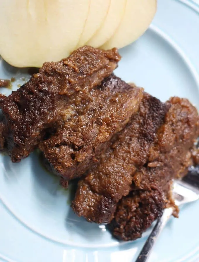 Slow Cooker Boneless Apple Short Ribs - slow cookers, short ribs and apples are a great combination for fall! | Honey and Birch #slowcooker