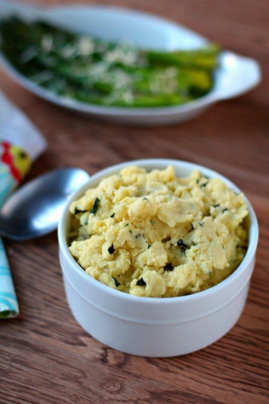 8 Great: Thanksgiving Dinner Edition | 8 Great Mashed Potato Recipes | www.honeyandbirch.com