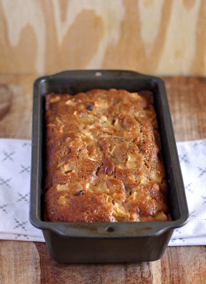 The flavors in this quick bread recipe are perfect for fall! Make this apple almond cranberry quick bread for chilly autumn mornings or to bring to Thanksgiving dinner! | www.honeyandbirch.com | #quickbread