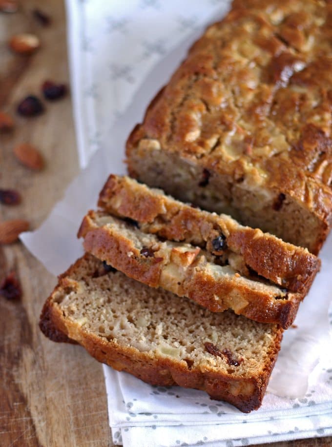 The flavors in this quick bread recipe are perfect for fall! Make this apple almond cranberry quick bread for chilly autumn mornings or to bring to Thanksgiving dinner! | www.honeyandbirch.com | #quickbread