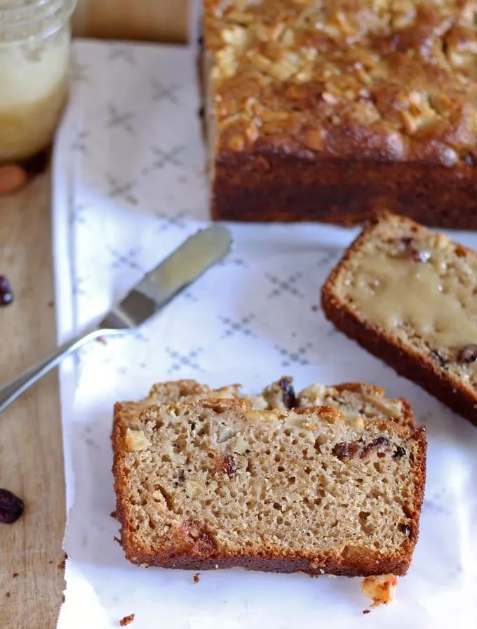 The flavors in this quick bread recipe are perfect for fall! Make this apple almond cranberry quick bread for chilly autumn mornings or to bring to Thanksgiving dinner! | www.honeyandbirch.com | #quickbread