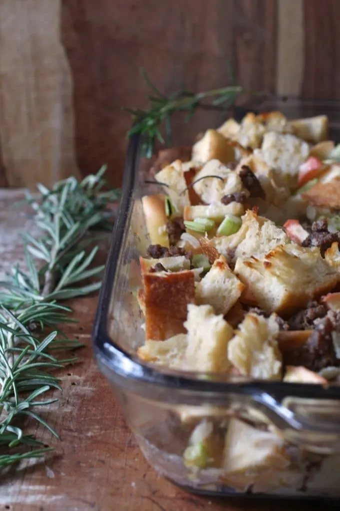 Turkey breakfast sausage and apple dressing - perfect for holiday dinners! | www.honeyandbirch.com | #thanksgiving