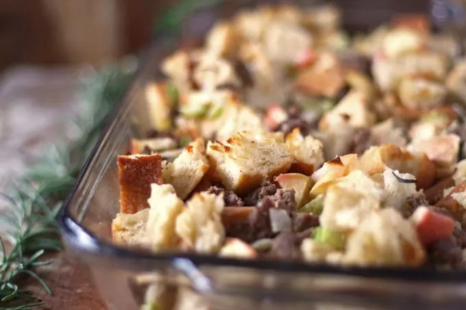 Turkey breakfast sausage and apple dressing - perfect for holiday dinners! | www.honeyandbirch.com | #thanksgiving