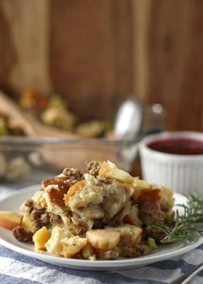 Turkey breakfast sausage and apple dressing - perfect for holiday dinners! | www.honeyandbirch.com | #thanksgiving