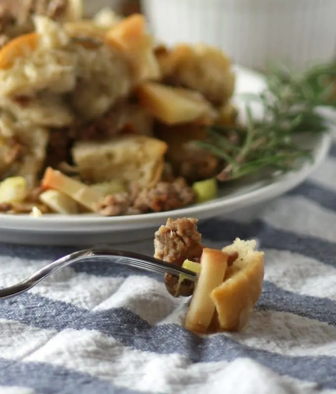 Turkey breakfast sausage and apple dressing - perfect for holiday dinners! | www.honeyandbirch.com | #thanksgiving