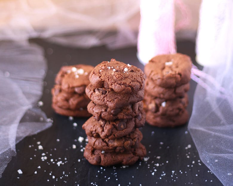 These sea salt double chocolate cookies are a crowd favorite. You can't say no to extra chocolate with sea salt in cookie form! | honeyandbirch.com