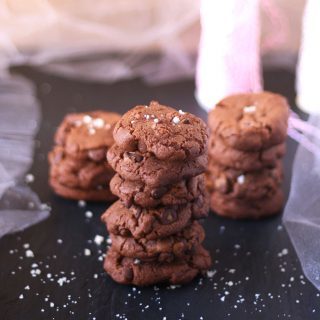 These sea salt double chocolate cookies are a crowd favorite. You can't say no to extra chocolate with sea salt in cookie form! | honeyandbirch.com