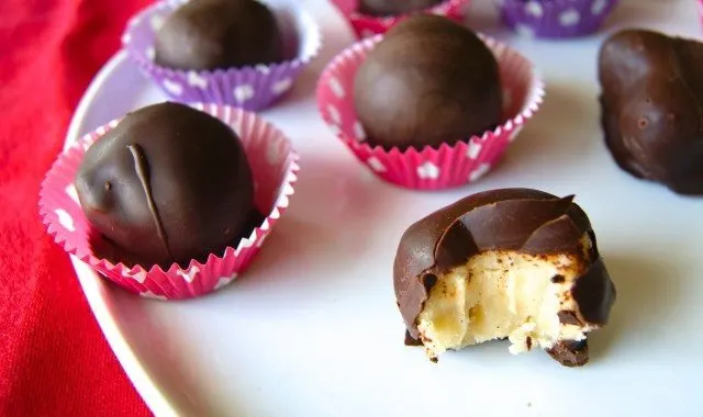 Chocolate Desserts for Valentine's Day | www.honeyandbirch.com | #vday #chocolate