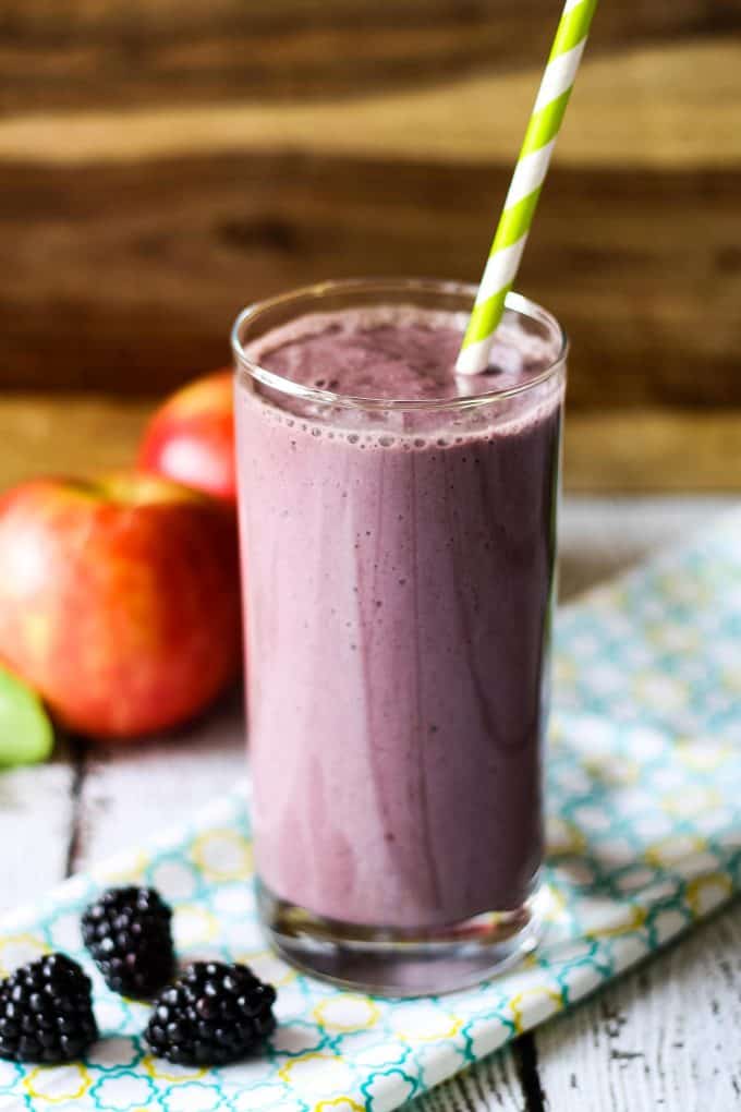 blackberry apple smoothie on blue napkin