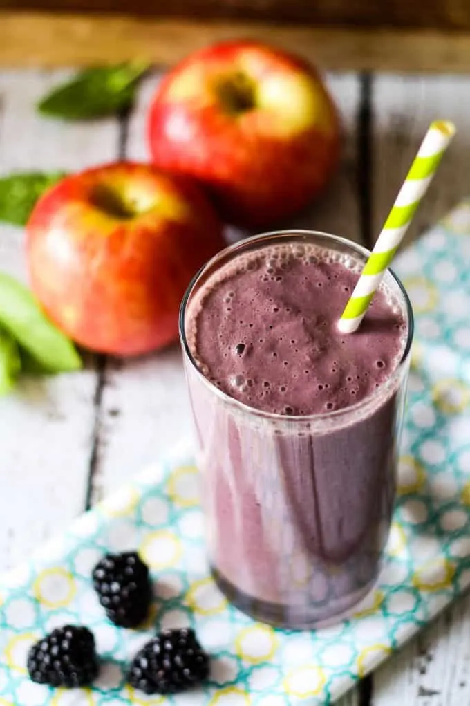 blackberry apple smoothie with apples and Blackberrys on a wood table