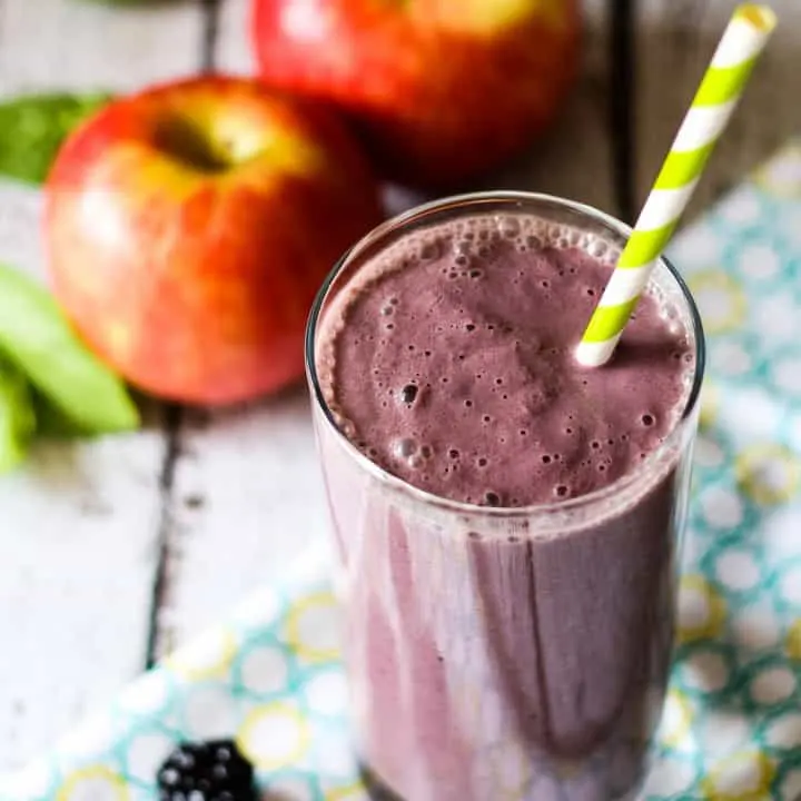 blackberry apple smoothie with apples and Blackberrys on a wood table