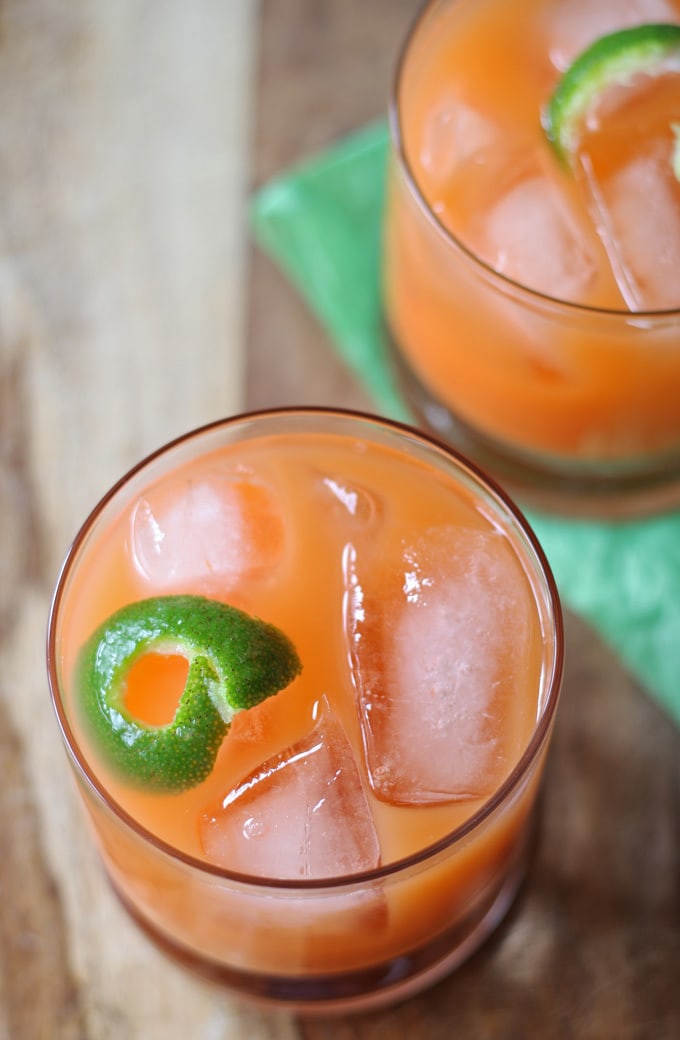 This rum orange carrot cocktail will give a splash of color to any party spread! It would be great for spring and summer parties! honeyandbirch.com