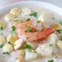 If you're looking for a new winter soup, try this shrimp potato chowder recipe! It's easy to make and delicious - serve it in a bread bowl! | honeyandbirch.com