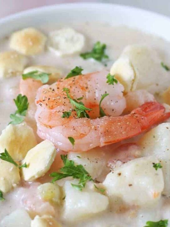 If you're looking for a new winter soup, try this shrimp potato chowder recipe! It's easy to make and delicious - serve it in a bread bowl! | honeyandbirch.com