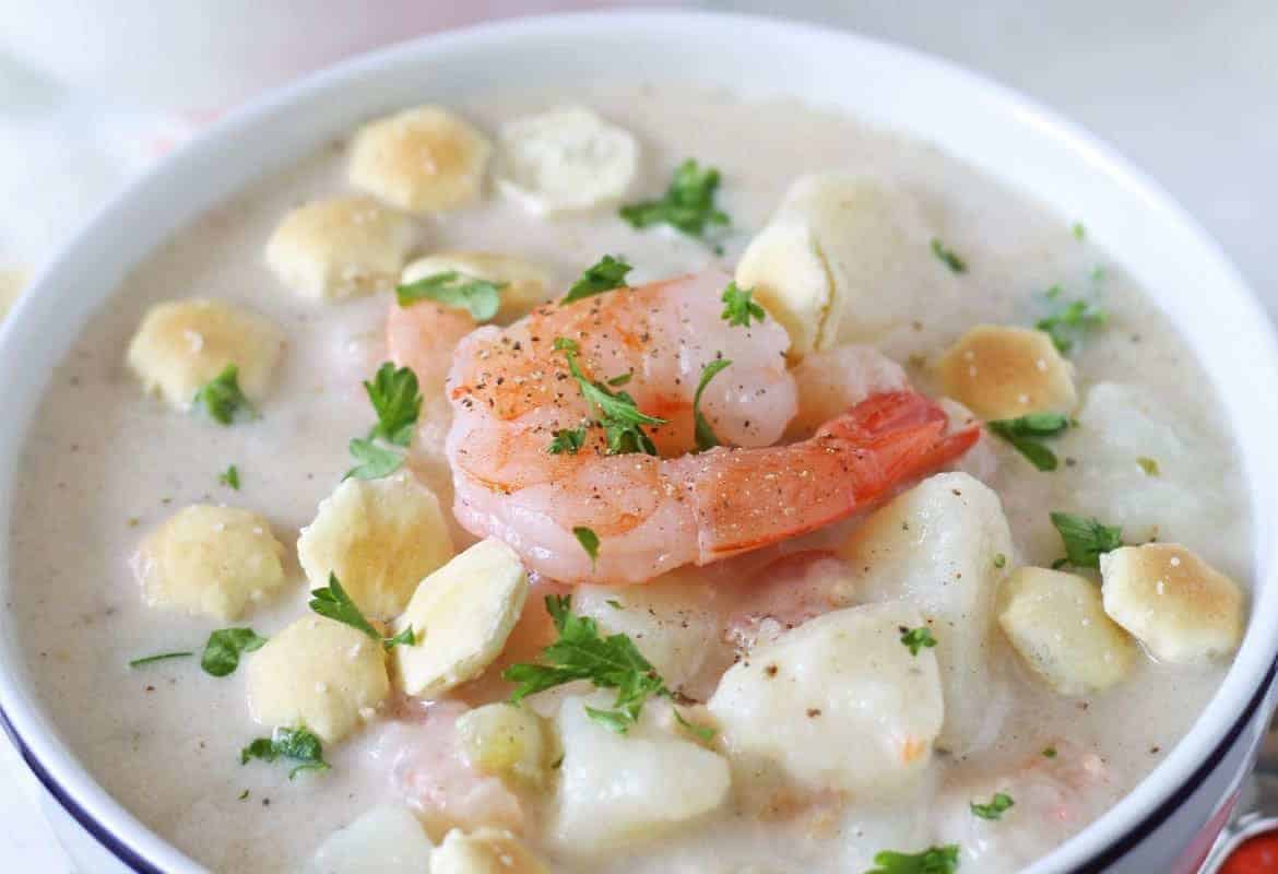 If you're looking for a new winter soup, try this shrimp potato chowder recipe! It's easy to make and delicious - serve it in a bread bowl! | honeyandbirch.com
