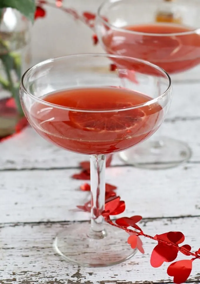 Bourbon Honey Cocktail | www.honeyandbirch.com | #sponsored @4RosesBourbon #ValentinesDay