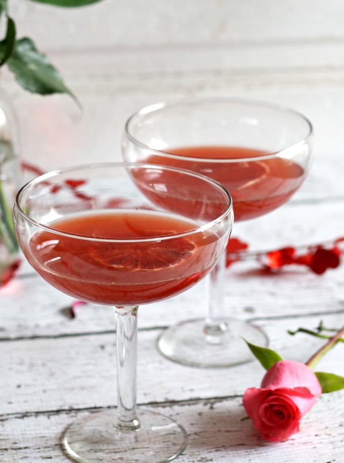 Bourbon Honey Cocktail | www.honeyandbirch.com | #sponsored @4RosesBourbon #ValentinesDay