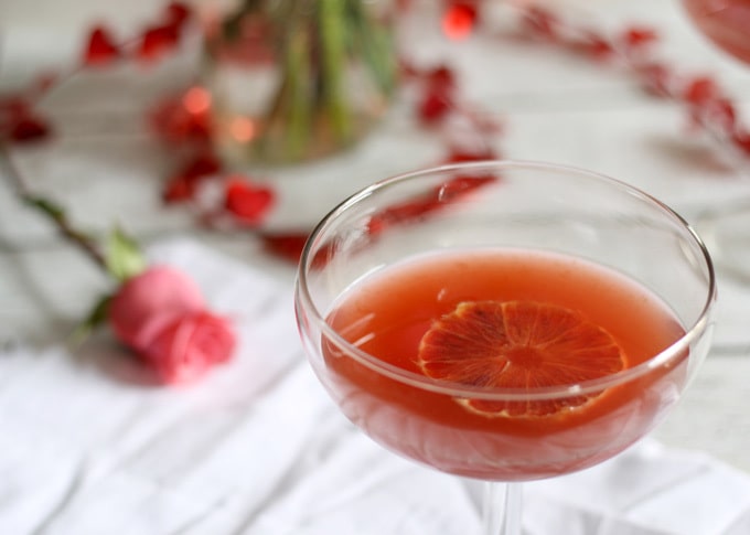 Bourbon Honey Cocktail | www.honeyandbirch.com | #sponsored @4RosesBourbon #ValentinesDay