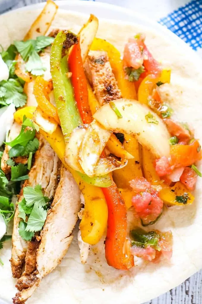 chicken fajita recipe full of vegetables and grilled chicken