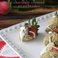 S'mores Chocolate Covered Strawberries | www.honeyandbirch.com | @driscollsberry #ValentinesDay #spon