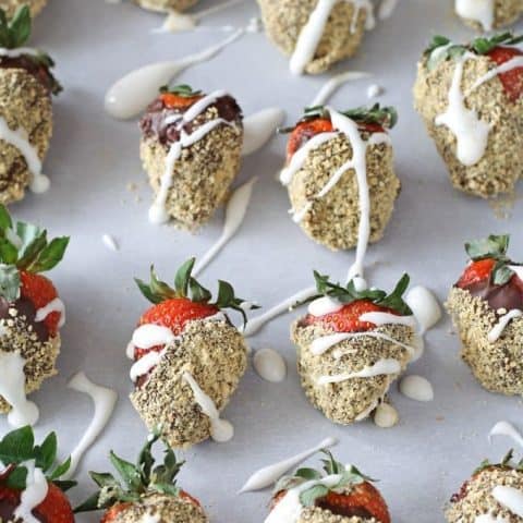 S'mores Chocolate Covered Strawberries | www.honeyandbirch.com | @driscollsberry #ValentinesDay #spon