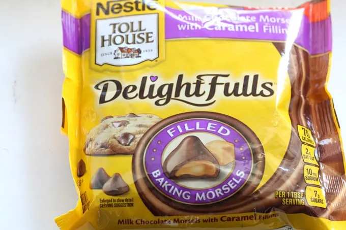 Chocolate Caramel Chip Marshmallow Cupcakes #sponsored #NestleTollHouse #DelighFulls | www.honeyandbirch.com
