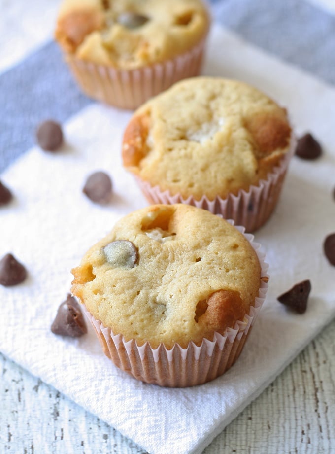 Chocolate Caramel Chip Marshmallow Cupcakes #sponsored #NestleTollHouse #DelighFulls | www.honeyandbirch.com