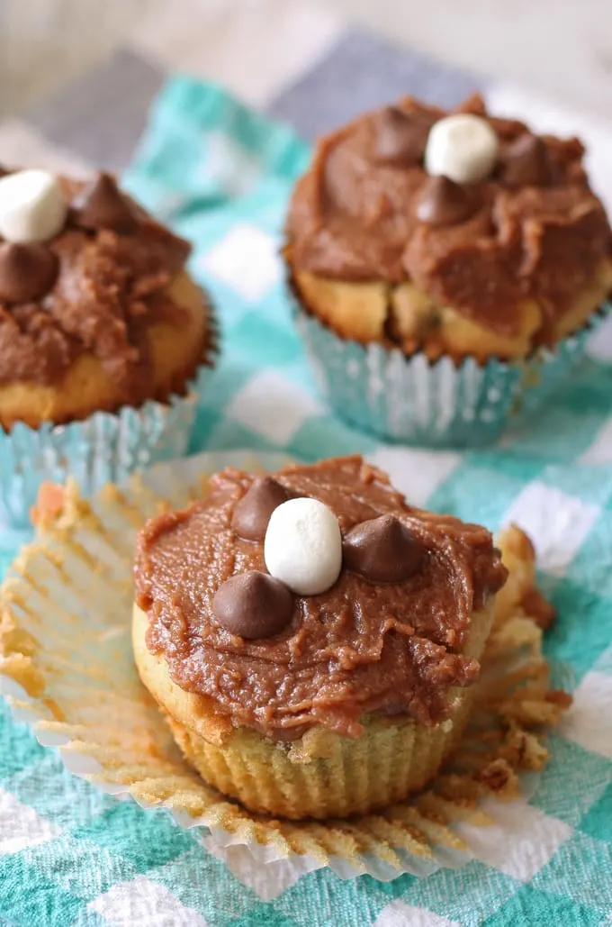 Chocolate Caramel Chip Marshmallow Cupcakes #sponsored #NestleTollHouse #DelighFulls | www.honeyandbirch.com