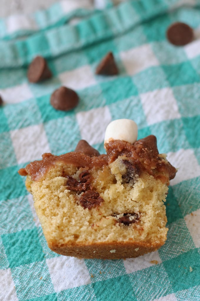 Chocolate Caramel Chip Marshmallow Cupcakes #sponsored #NestleTollHouse #DelighFulls | www.honeyandbirch.com